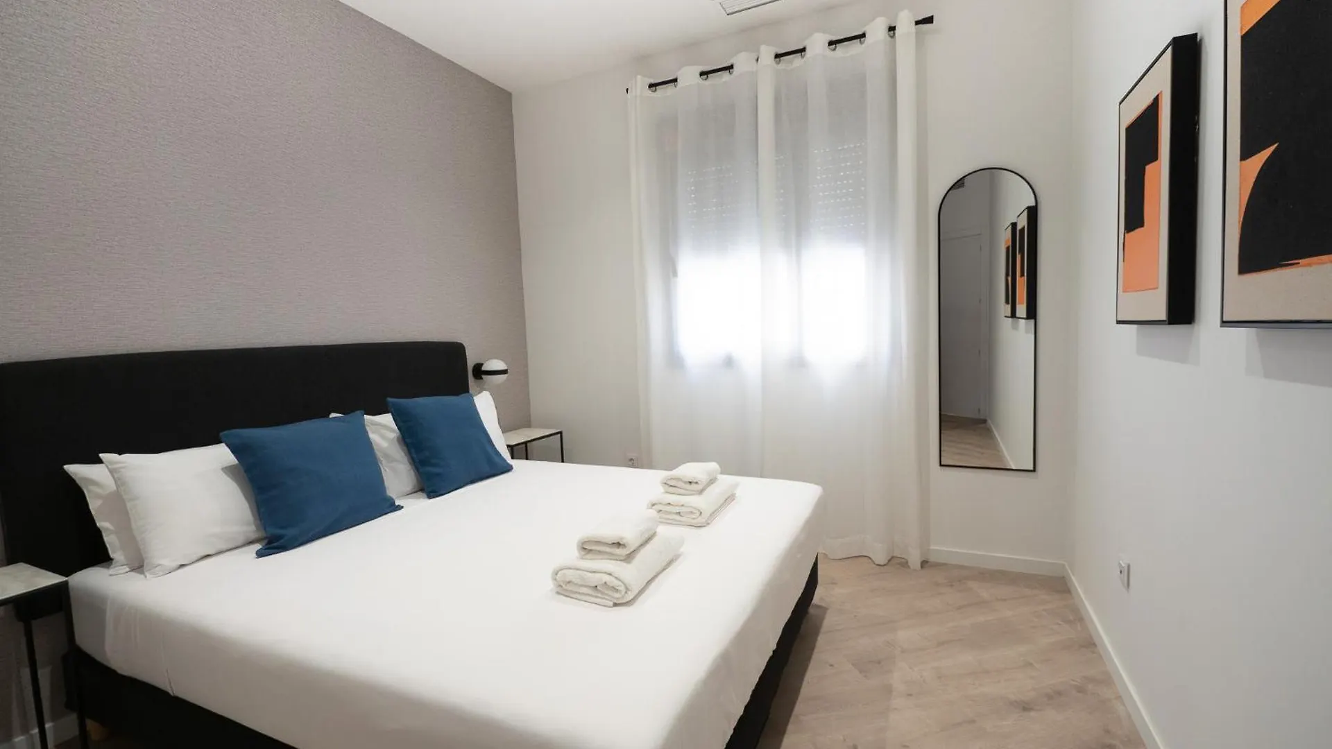 Livemalaga Postigos Suite & Parking 0*,